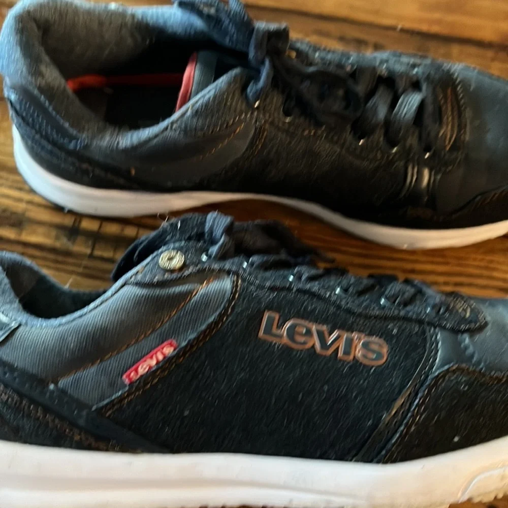 Men’s Levi’s denim dark blue tennis size 10. Like new